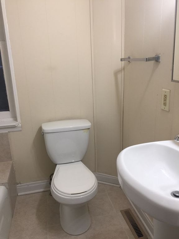 Building Photo - Great Home! New Kitchen with Granite Counters! Large Living Room!