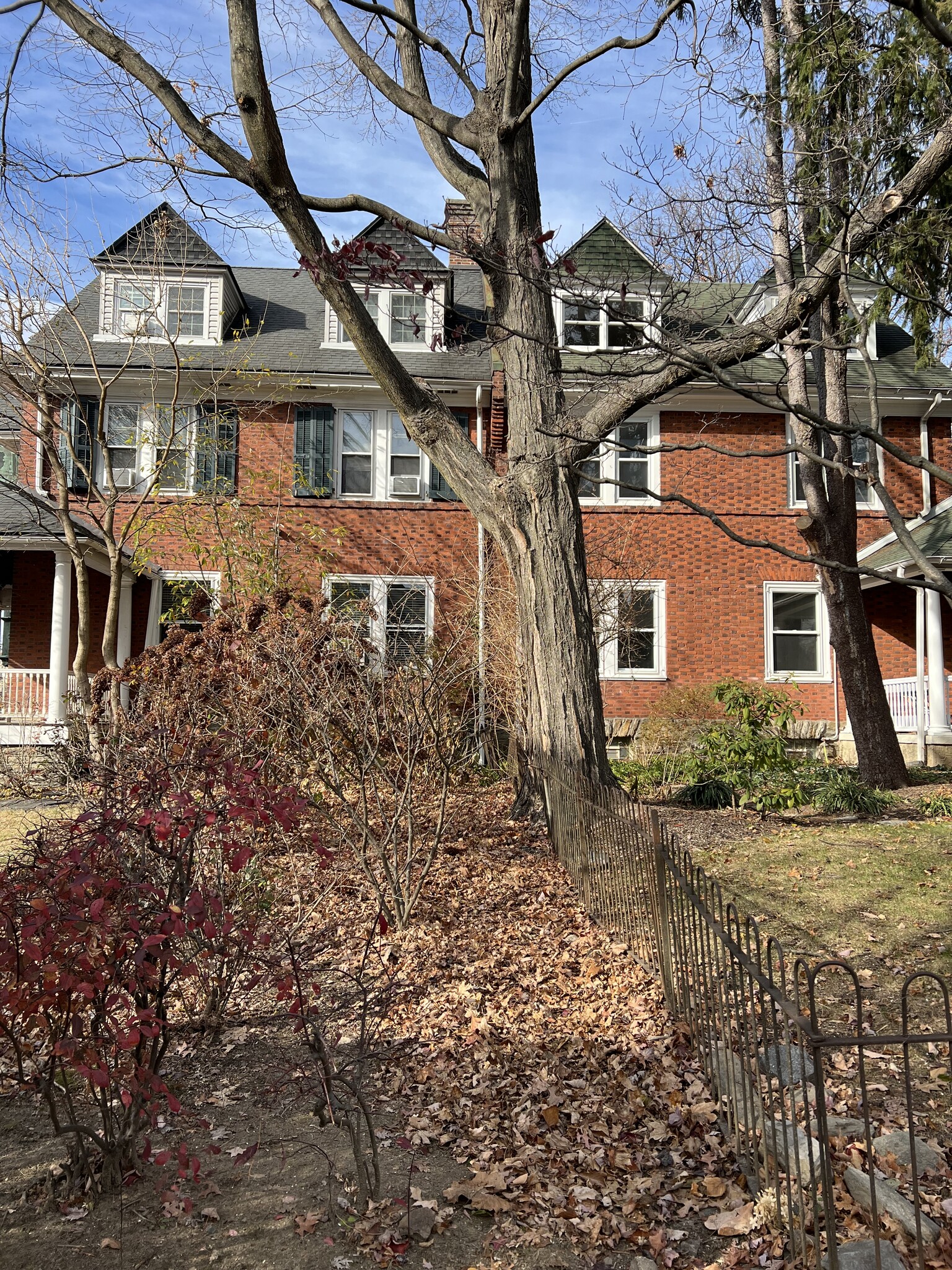 Building Photo - 105 E Gowen Ave