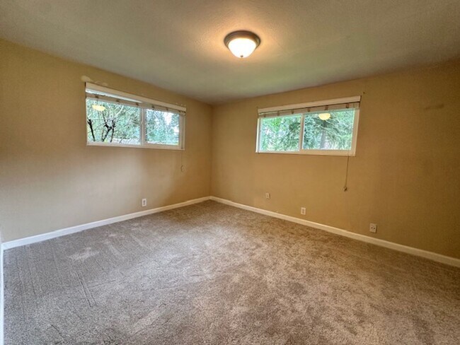 Building Photo - Private cozy rambler in the Issaquah school district