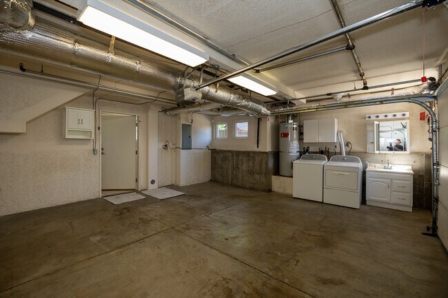 Building Photo - 7335 Rainbow Dr