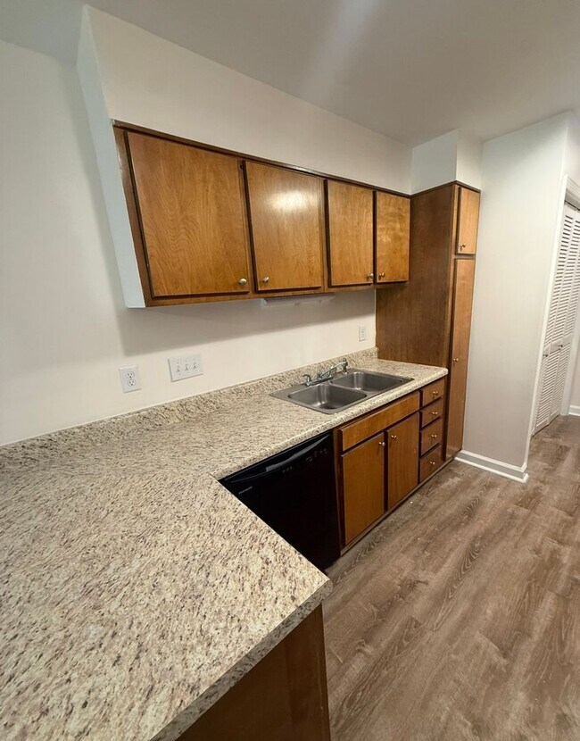 Building Photo - 1512 Benjamin Pkwy