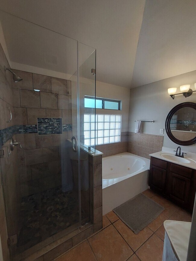 Building Photo - 4 BEDROOM 2 BATHROOM HOME 3 CAR GARAGE HOM...