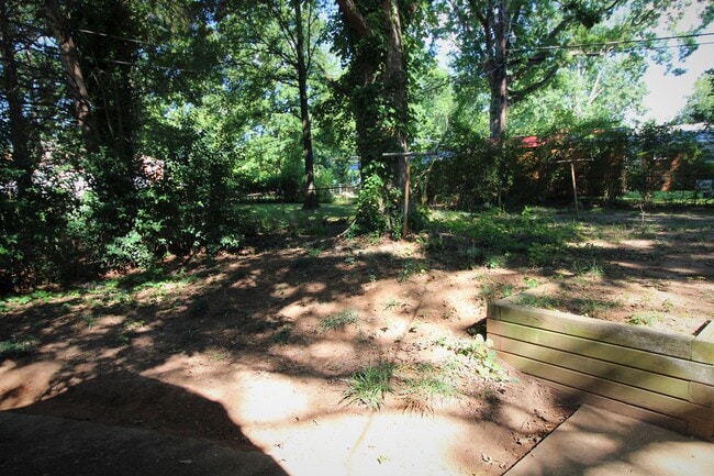 Building Photo - 2 bedroom Ranch with Fenced in Back Yard!!