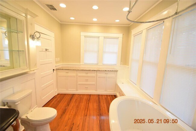 Building Photo - 810 S Packwood Ave