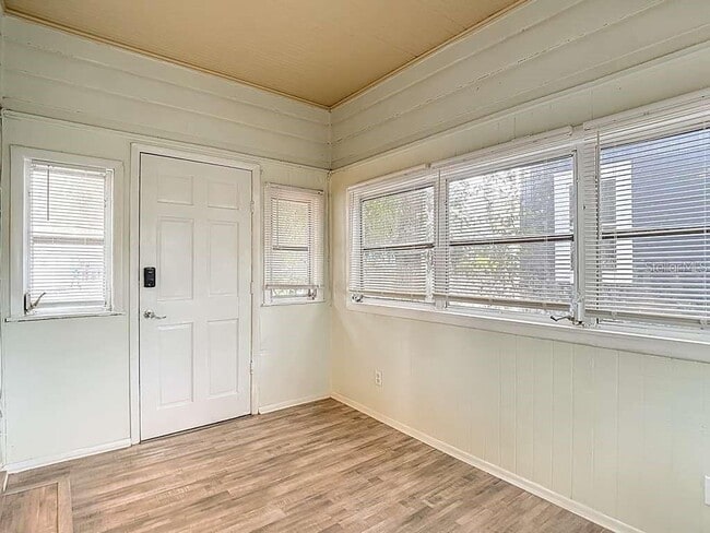 Building Photo - 1008 E 24th Ave