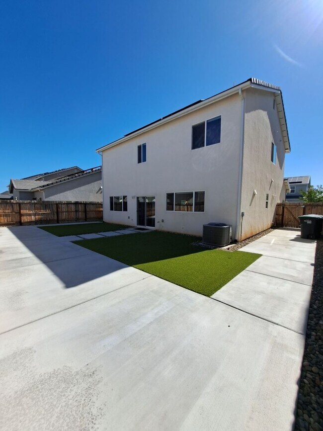 Building Photo - 911 Blue Oak Lane W