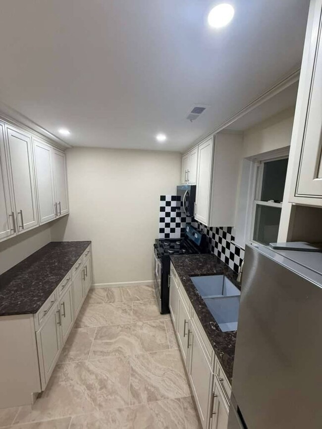 Building Photo - 67-06 171st St