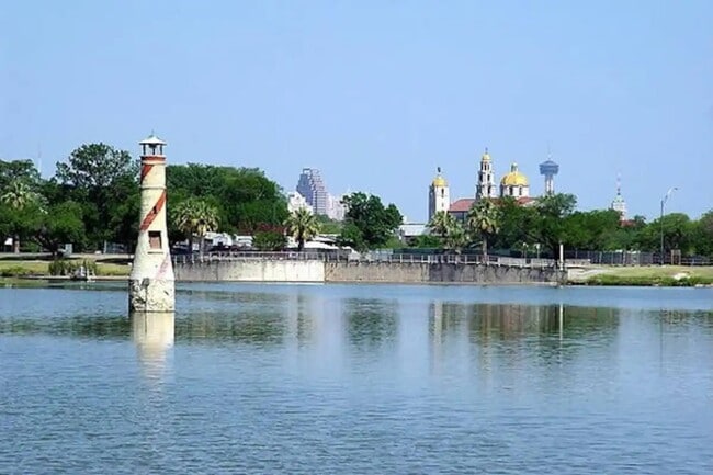 Woodlawn Lake - 1801 W Craig Pl