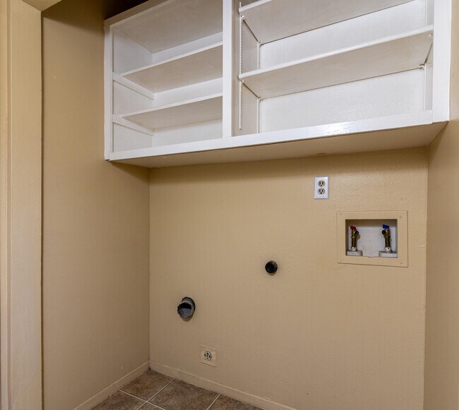 Building Photo - 3528 Tyson Pl NE