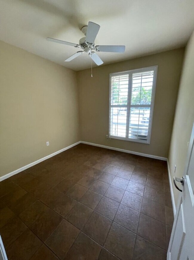 Building Photo - Golf Course Views! Upgraded: 2 bed/ 2 bath...