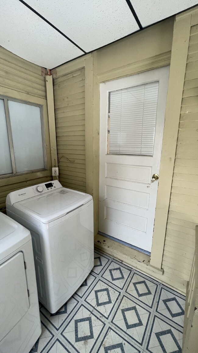 Building Photo - Spacious 3-Bedroom in Bellevue – Minutes from Downtown Pittsburgh!