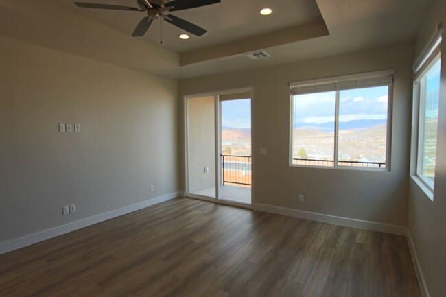 Building Photo - LIKE NEW: 2170+ SQFT and majestic VIEWS  3 Br 2.5 Ba 2 Car garage