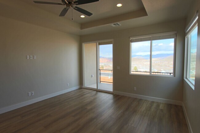 Building Photo - LIKE NEW: 2170+ SQFT and majestic VIEWS  3...