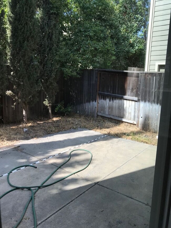 Building Photo - 3 Bedroom Home Close to Gym and Shopping-$1,000 OFF First Month's Rent