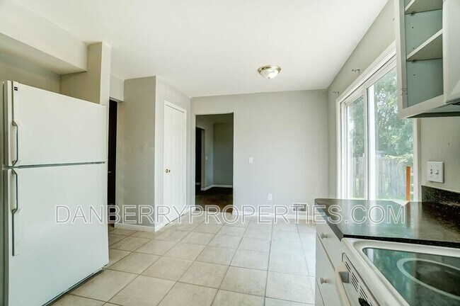 Building Photo - 3739 Willow Run Dr