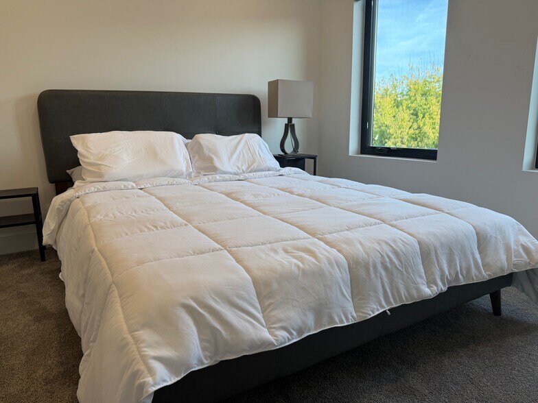 Building Photo - 1547 Pallister St