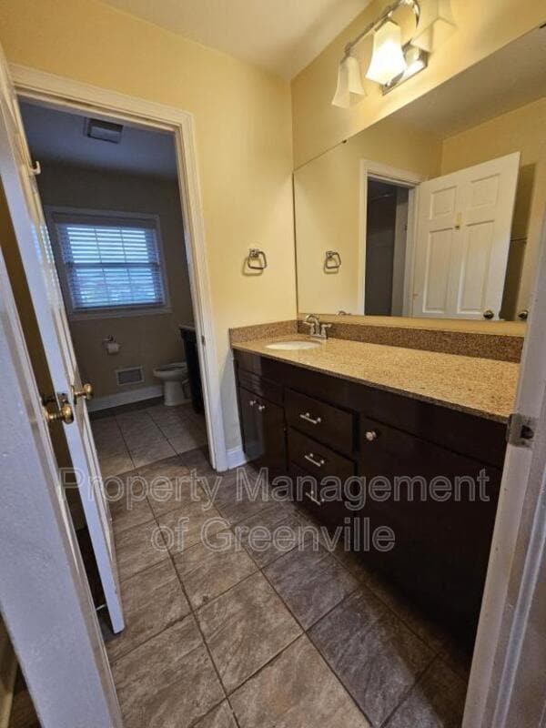 Building Photo - 104 S Orchard Dr