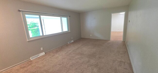 Building Photo - Beautiful 3 bedroom 2 bath! Southeast! $1295