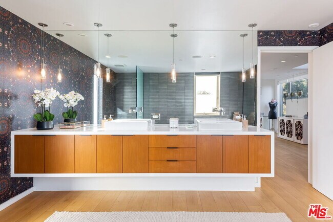 Building Photo - 1220 Cabrillo Ave