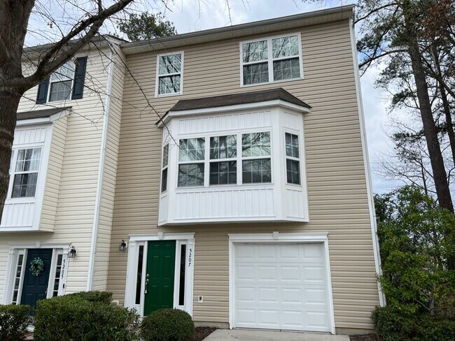 Building Photo - Beautiful Townhouse w/ 1st Floor Bedroom