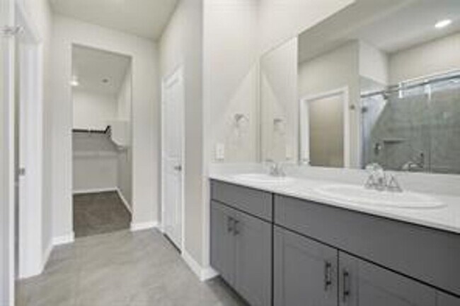Building Photo - Spacious 3BR/2.5BA Home Near Parks, Dining & Community Pool