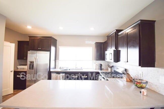 Building Photo - 445 NE Tork Pl