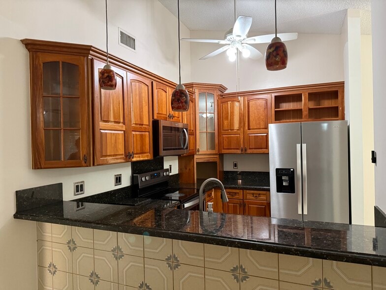 Kitchen - 373 Springdale Cir