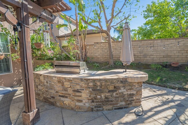 Building Photo - Spectacular 5-Bedroom Home with Private Po...