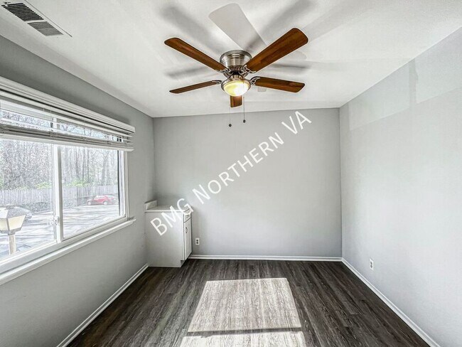 Building Photo - 2689 Glengyle Dr