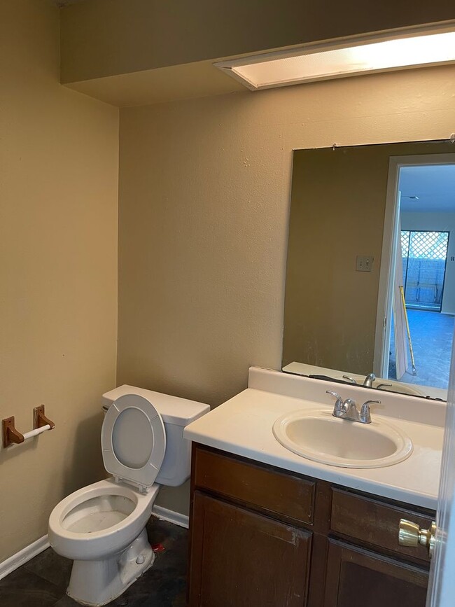 Building Photo - 2410 Capitan Dr
