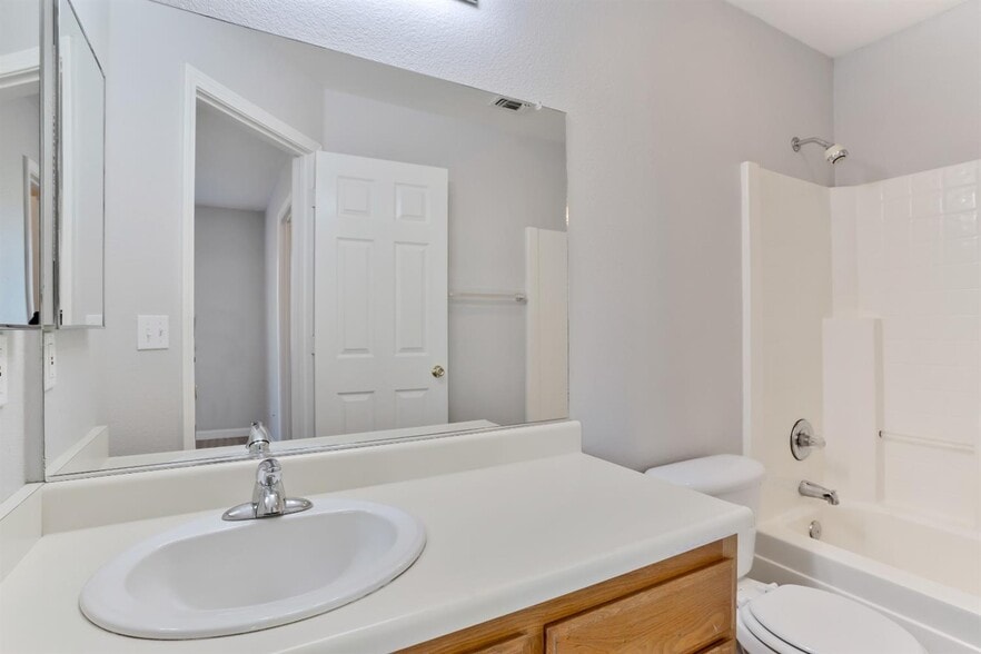 The upstairs hallway bathroom. - 3038 Courtside Dr
