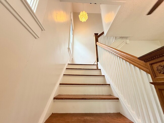 Building Photo - Spacious 3-Bedroom Home with Modern Comfor...
