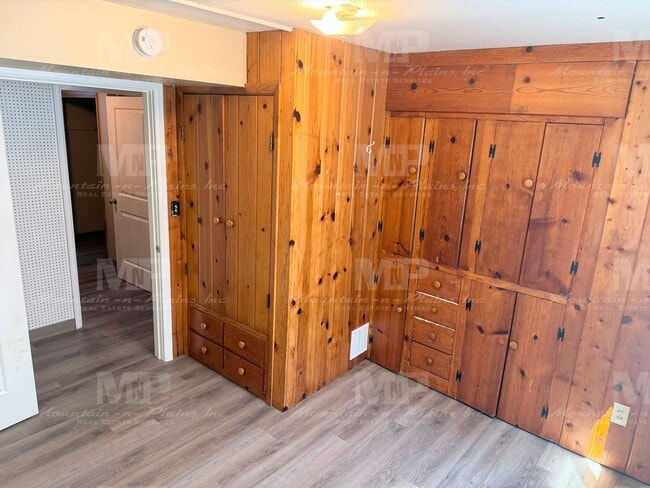 Building Photo - 1321 Lakewood Dr