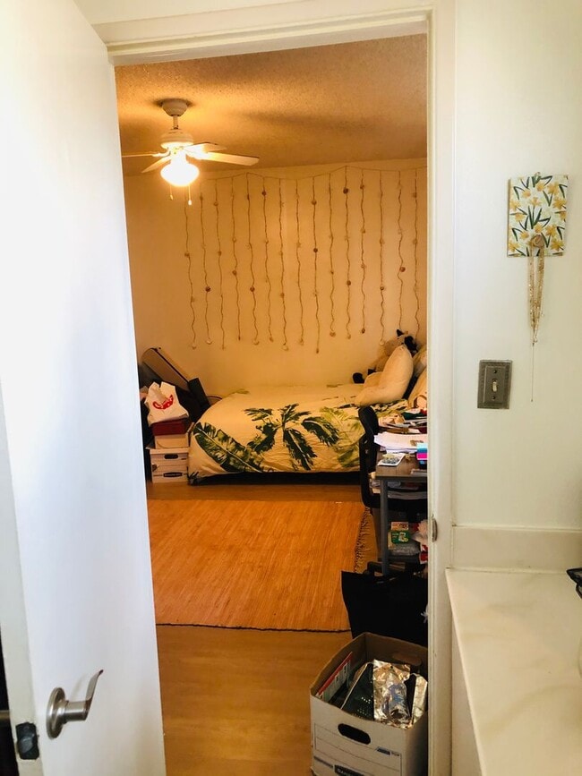 Building Photo - 10 bedrooms 7 bathrooms- 5 master bedrooms total!