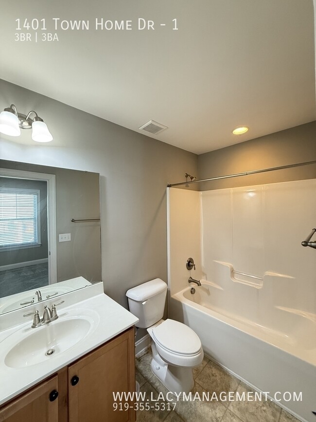 Building Photo - 1401 Town Home Dr