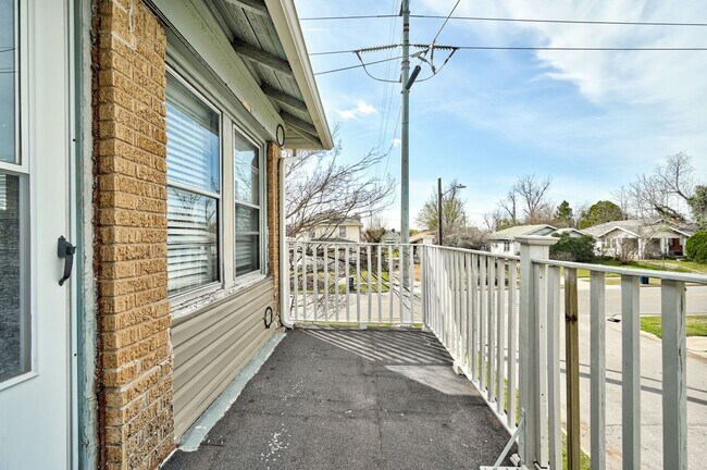 Building Photo - Charming 2-Bed, 1-Bath Upstairs Duplex Near the Paseo District * * * $350 MOVE-IN SPECIAL * * *