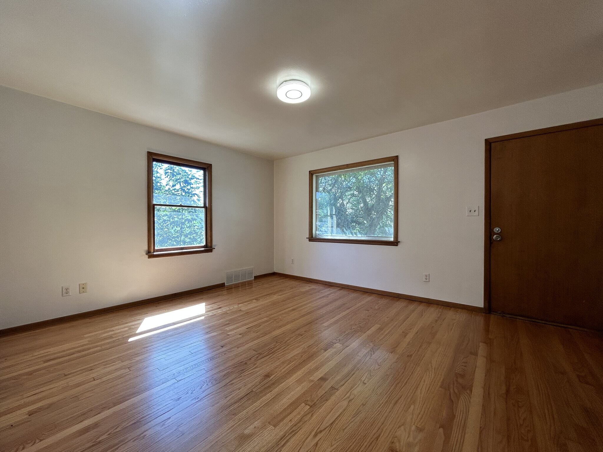 Building Photo - 2901 E Wellesley Ave