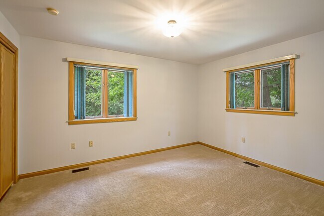 Building Photo - 10985 E Pleasant Lake Rd