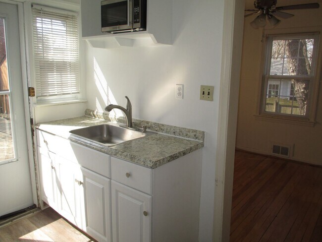 Building Photo - Semi-Deteched Near Hunington Metro!!