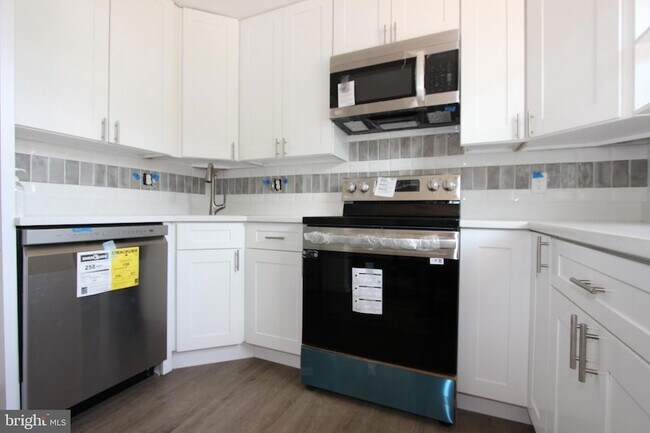 Building Photo - 7803 Woodbourne Ave