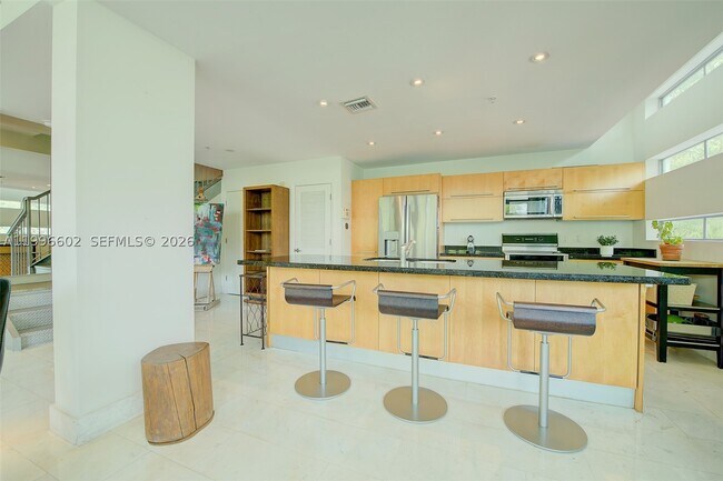 Building Photo - 1577 Bay 201 Bay