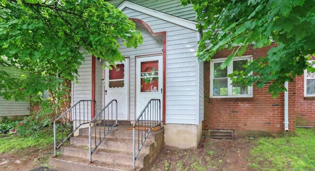 Primary Photo - 33 Greenfield St