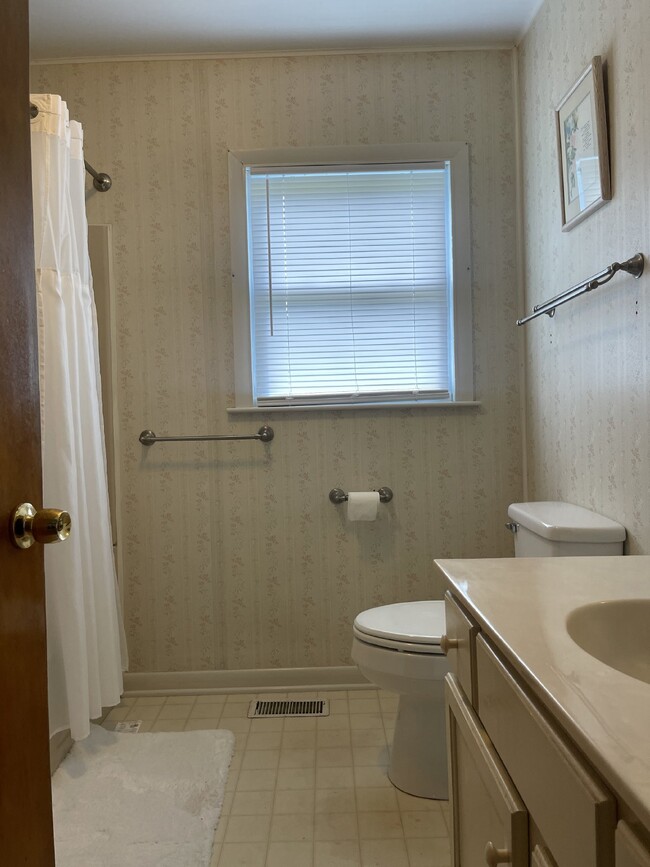Building Photo - 3 bedroom, 2 bath 15 MINUTES  to Asheville...