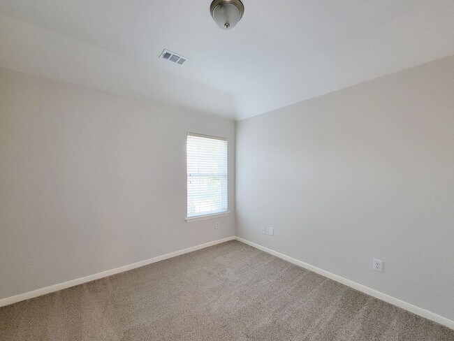 Building Photo - Gorgeous Large Floorplan with High Ceilings!