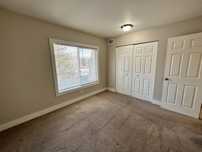 Building Photo - Villas of Cascade 2 Bedroom Condo Upper Unit