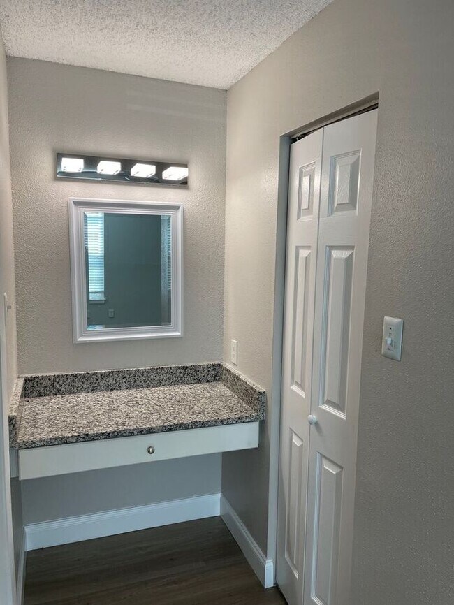 Building Photo - Wonderful 2/1 Condo - ** Move in Special HALF off your first months rent** Available Now !