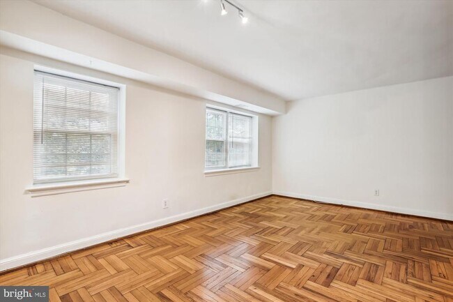 Building Photo - 1320 Fort Myer Dr