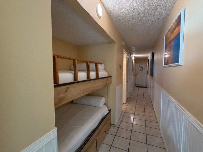 Building Photo - 8743 Thomas Dr