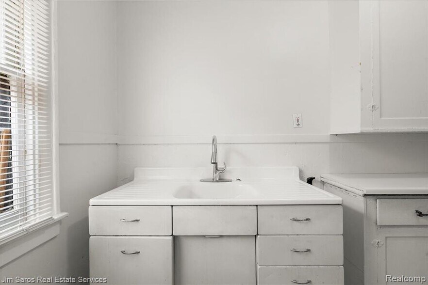 Building Photo - 981 Beaconsfield Ave