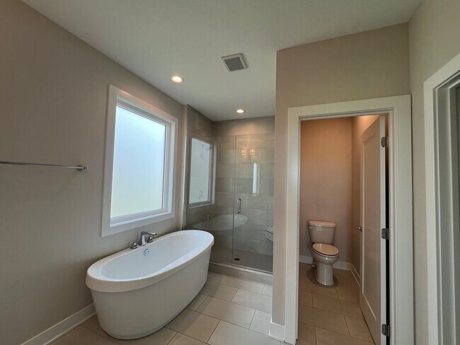 Building Photo - 460 NW Gracewood Dr